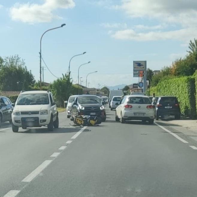 Una moto finisce sotto all’auto a Pontestrada