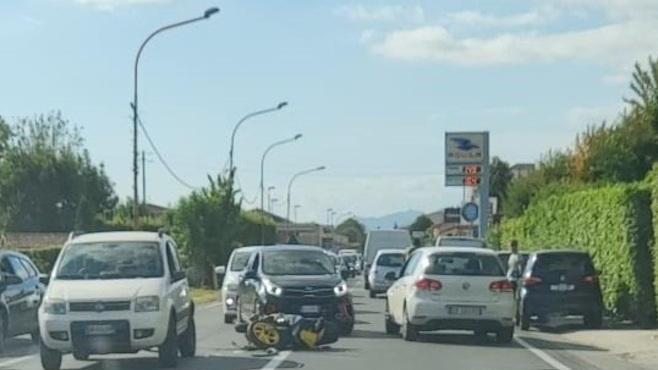 Una moto finisce sotto all’auto a Pontestrada