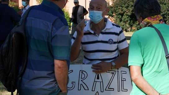 Bandiere rosse davanti al Comune «Dall’inchiesta Keu emerge malaffare»