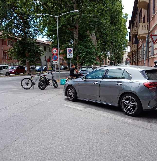 Rider in bici finisce contro l’auto all’incrocio 