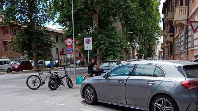 Rider in bici finisce contro l’auto all’incrocio