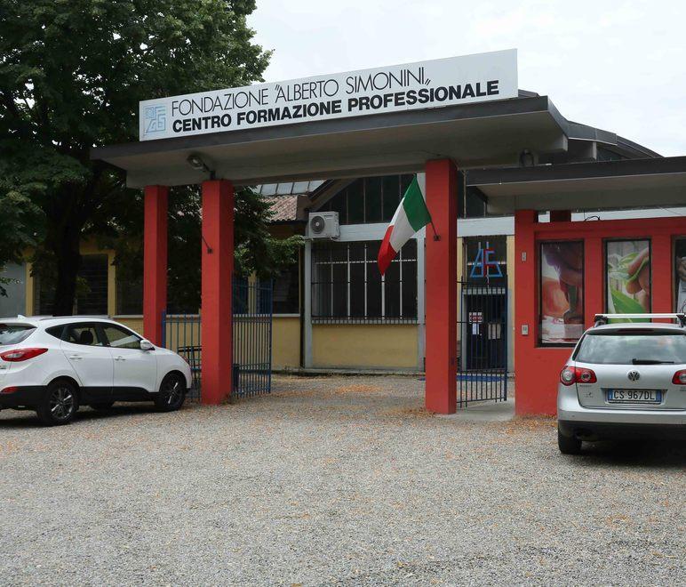 Cade a terra da un ponteggio, grave un 66enne 