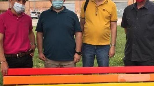 Panchina arcobaleno “Progetto” critica il Pd