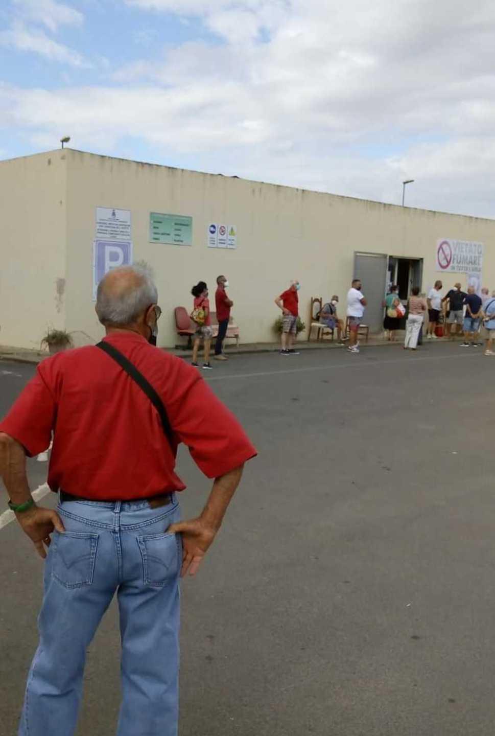 File e assembramenti per il ritiro dei sacchetti