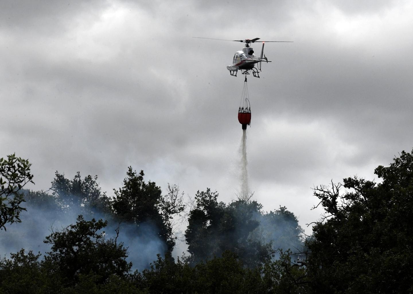Biscollai in fiamme, famiglie evacuate 