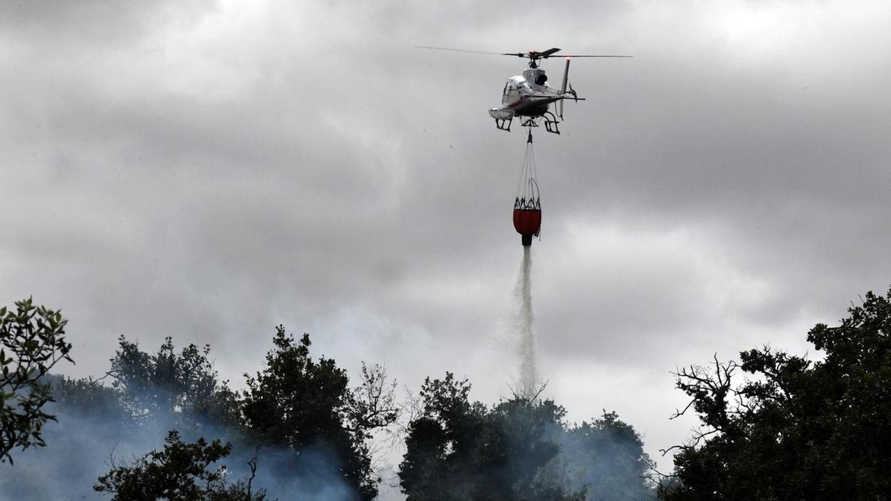 Biscollai in fiamme, famiglie evacuate