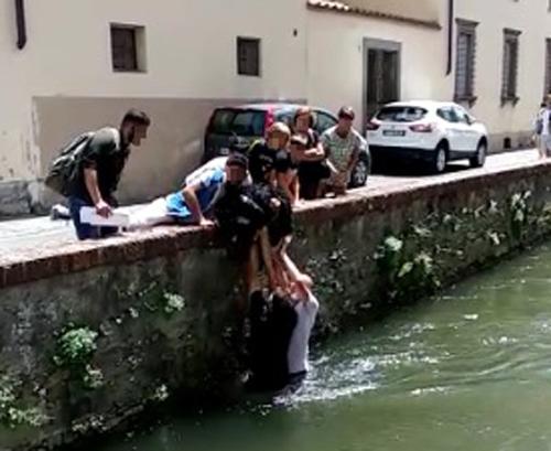 Un momento del salvataggio