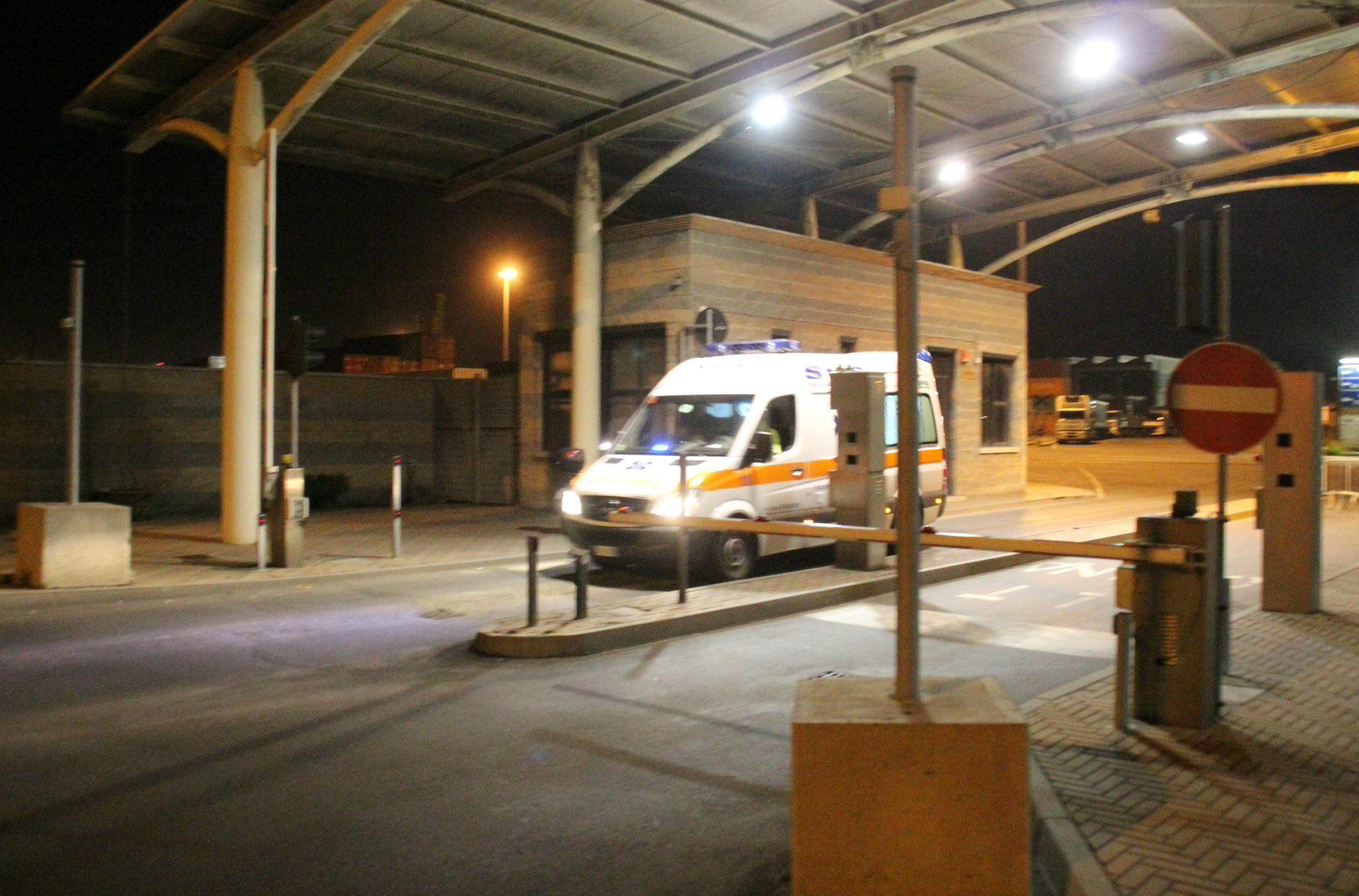 Un'ambulanza della Svs all'ingresso in porto (foto d'archivio)