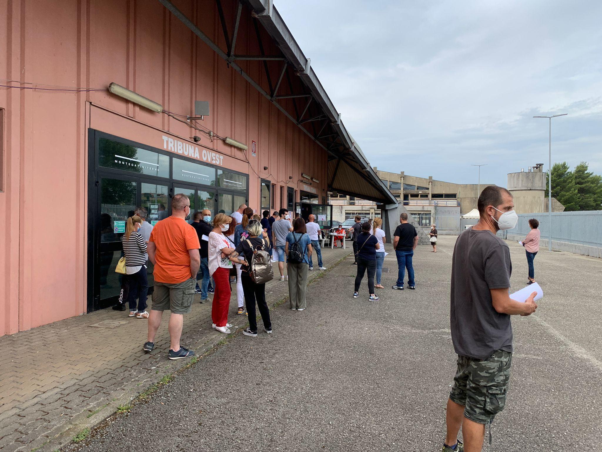 Ripartita la vaccinazione al centro vaccinale del Palaterme dopo il black out di stamani (foto Paolo Nucci)