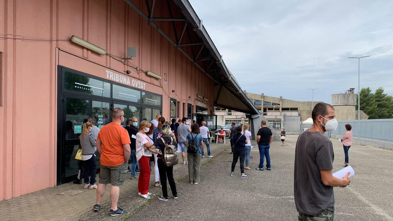 Ripartita la vaccinazione al centro vaccinale del Palaterme dopo il black out di stamani (foto Paolo Nucci)