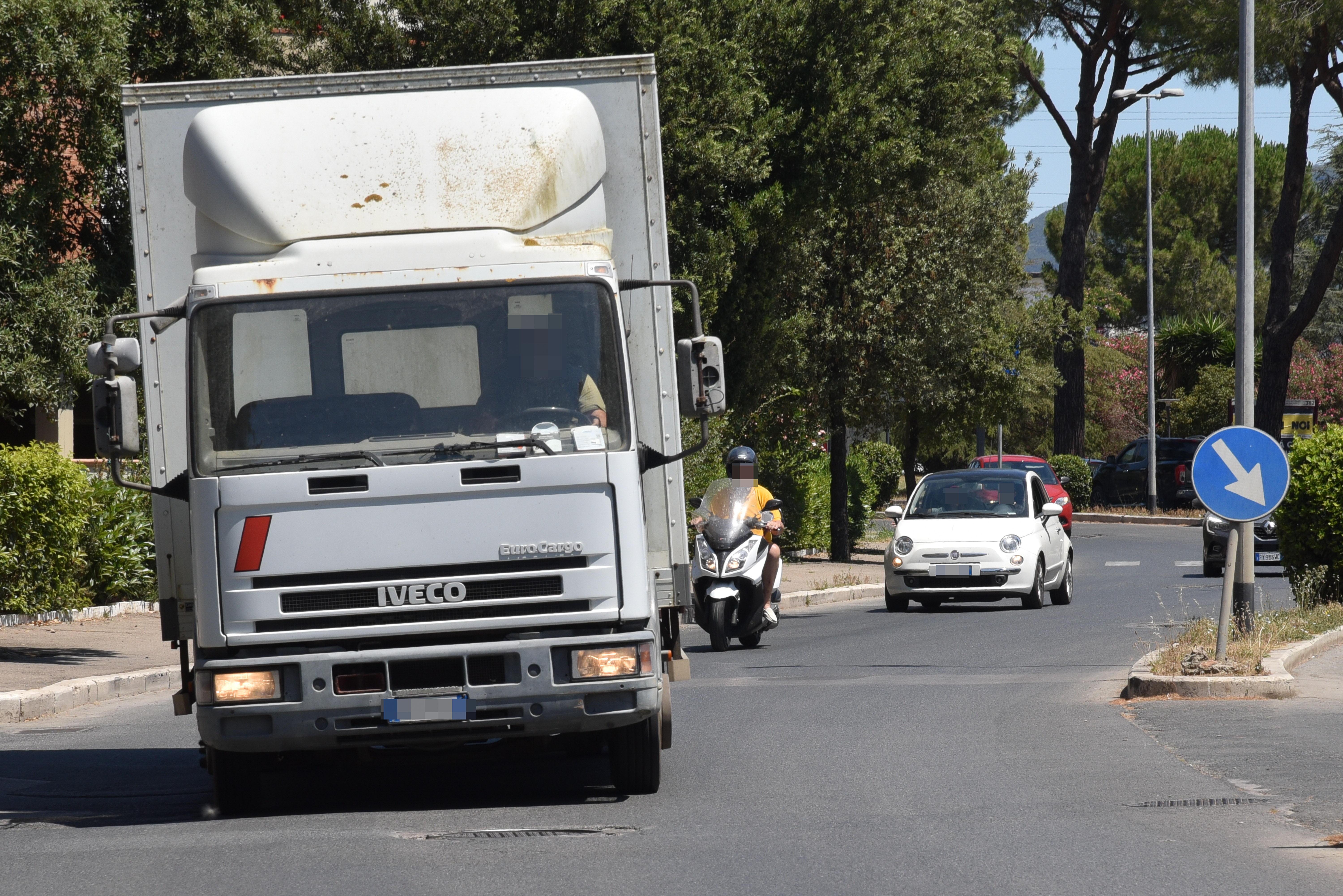 Il traffico pesante lungo viale Uranio (Foto Agenzia Bf)
