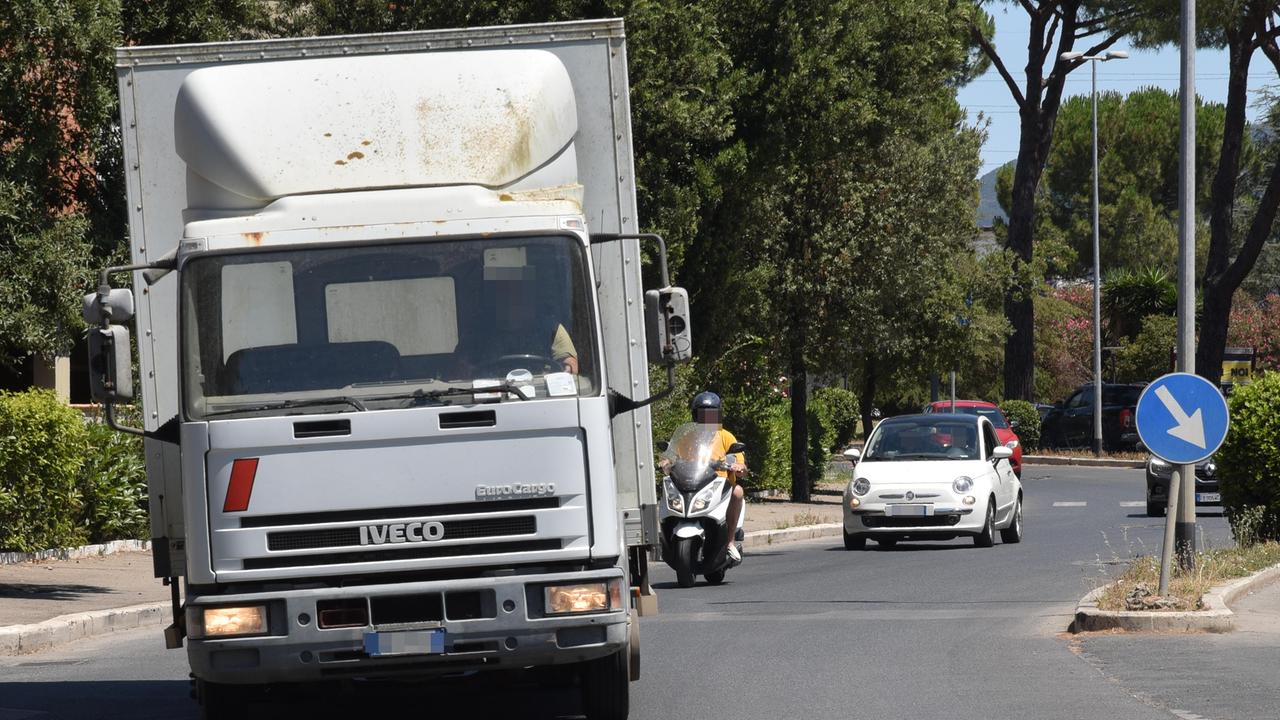 Il traffico pesante lungo viale Uranio (Foto Agenzia Bf)