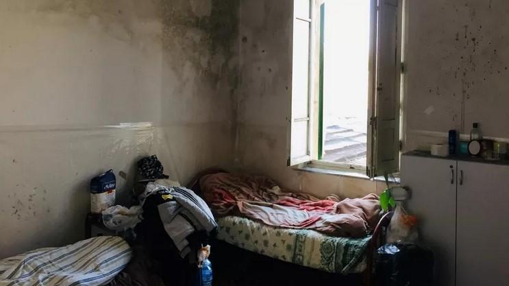 Uno dei giacigli dove dormivano gli operai della Confezione Giulio