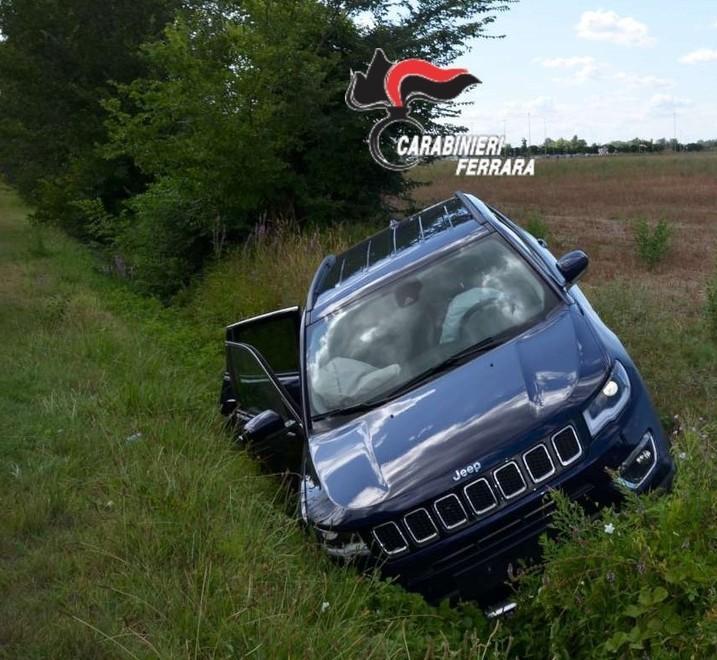 Argenta, non si fermano all’alt: l’incredibile fuga finisce in campagna 