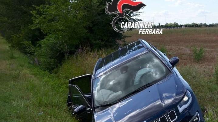Argenta, non si fermano all’alt: l’incredibile fuga finisce in campagna