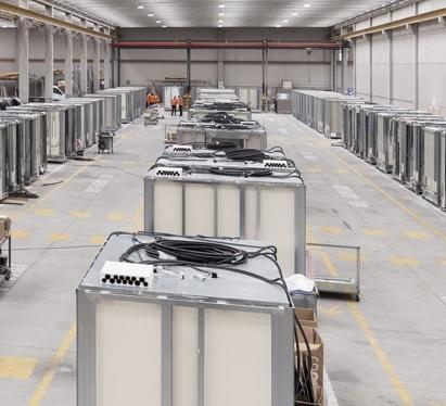 L’interno dello stabilimento della Modulpanel a Borgo Santa Rita