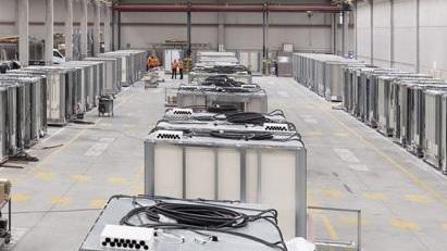 L’interno dello stabilimento della Modulpanel a Borgo Santa Rita