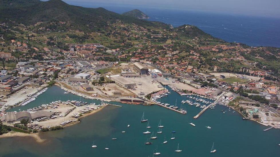 veduta dall’alto dei cantieri Esaom Cesa a Portoferraio
