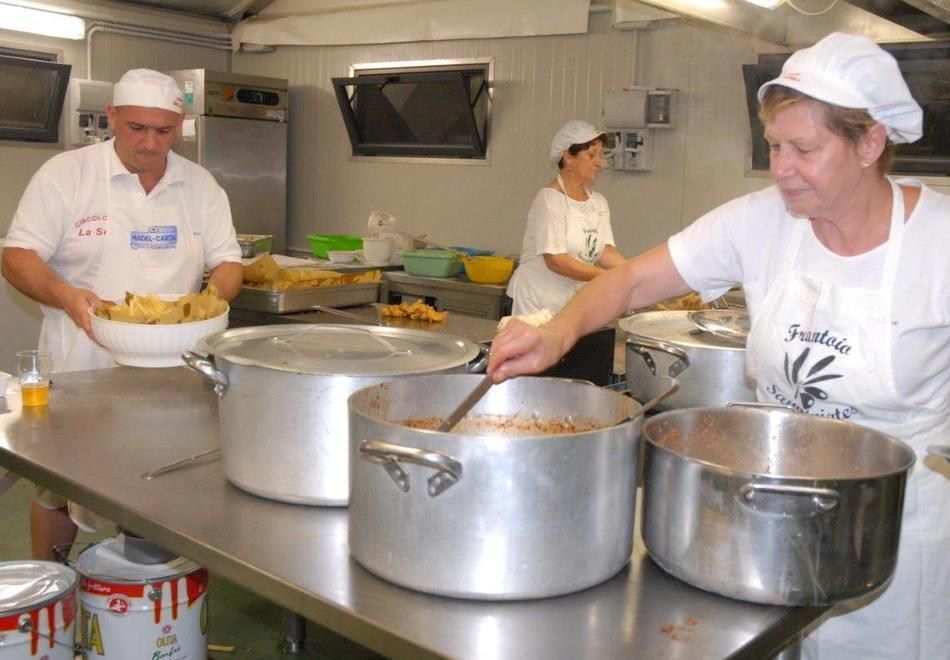 Tordelli, stinco, pizza: ogni piatto è l’occasione per una sagra 