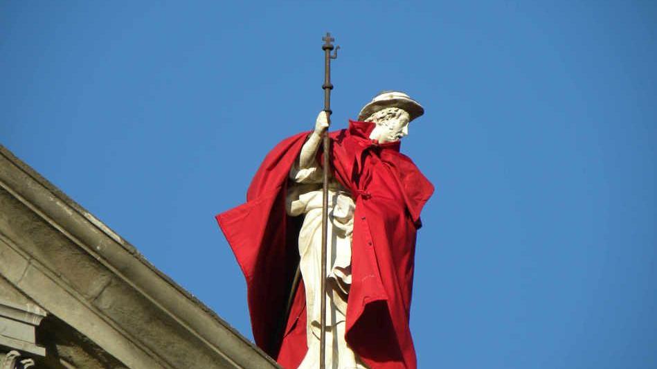 La statua di S. Jacopo che si trova sulla destra del timpano della Cattedrale di San Zeno a Pistoia