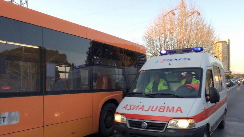 Un'ambulanza della Svs sul cavalcavia della stazione