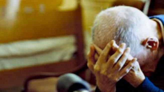 I vicini di casa rubano 200.000 euro un anziano malato di Alzheimer