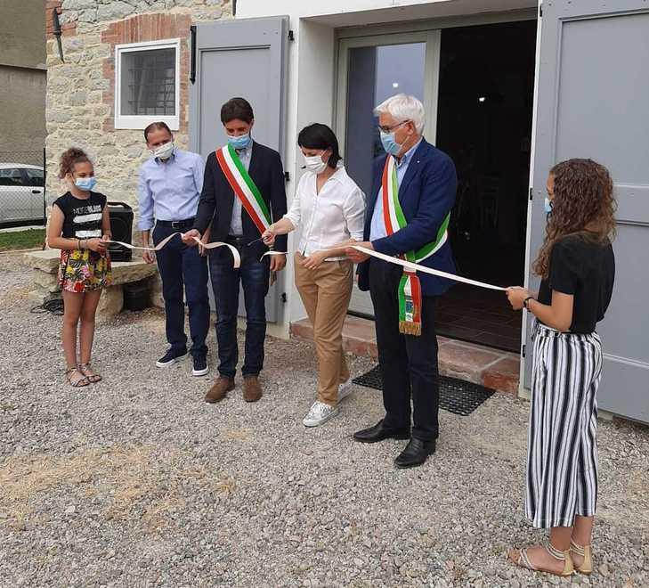 Il taglio del nastro col sindaco Tiziano Borghi e il presidente della Provincia