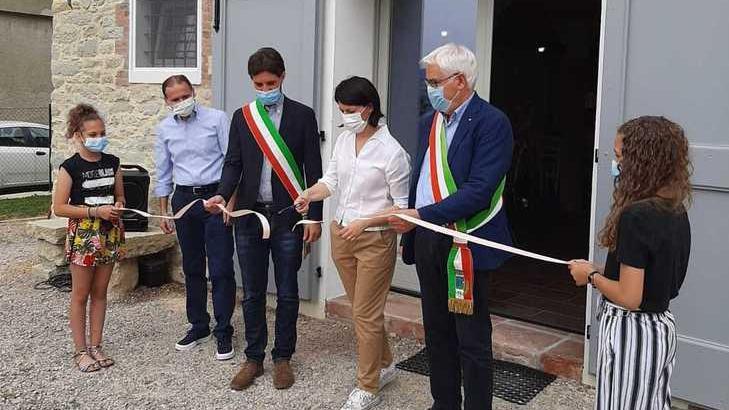 Il taglio del nastro col sindaco Tiziano Borghi e il presidente della Provincia