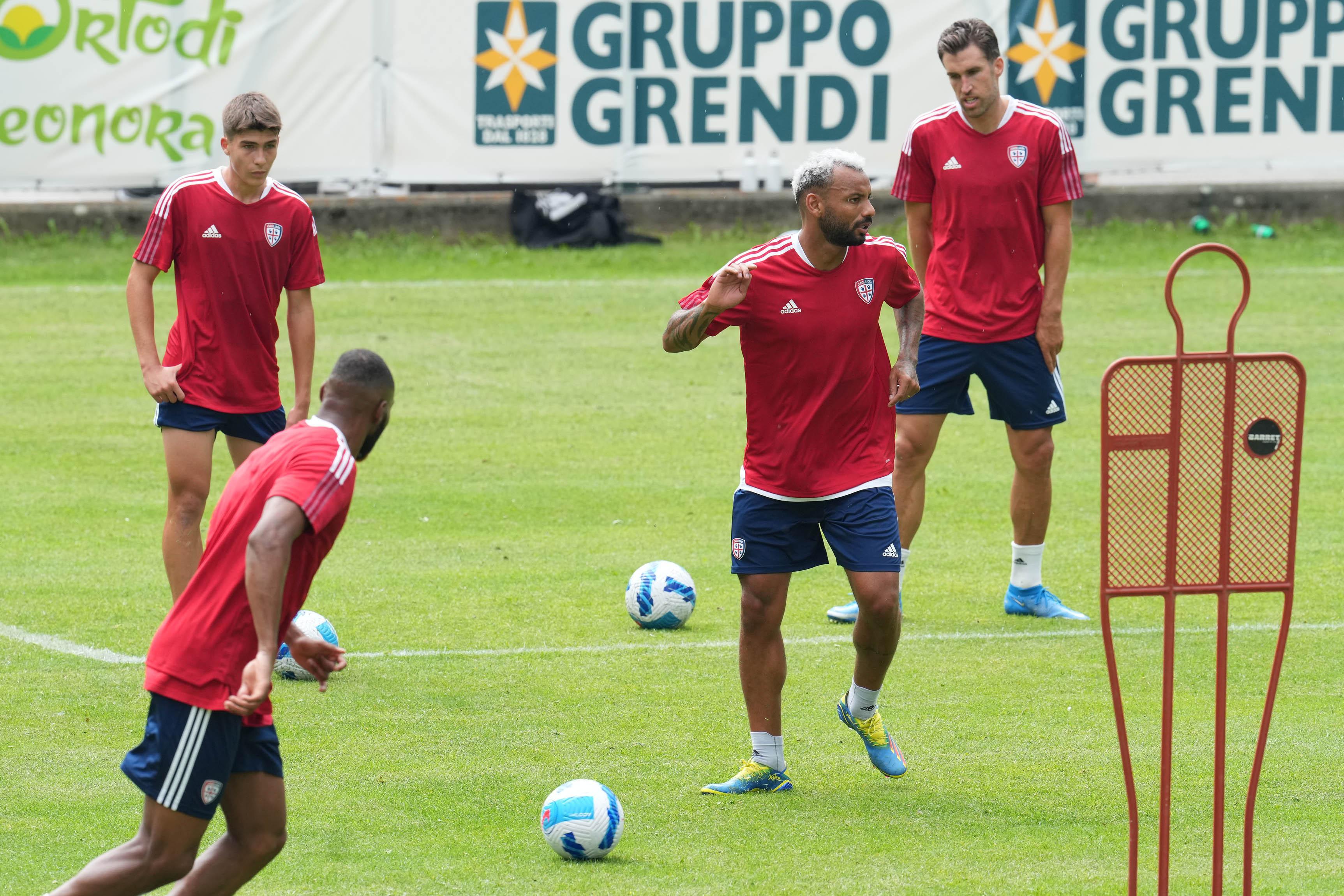 Joao Pedro in allenamento a Pejo. Dietro di lui, a destra, l'olandese Strootman (foto mosca)