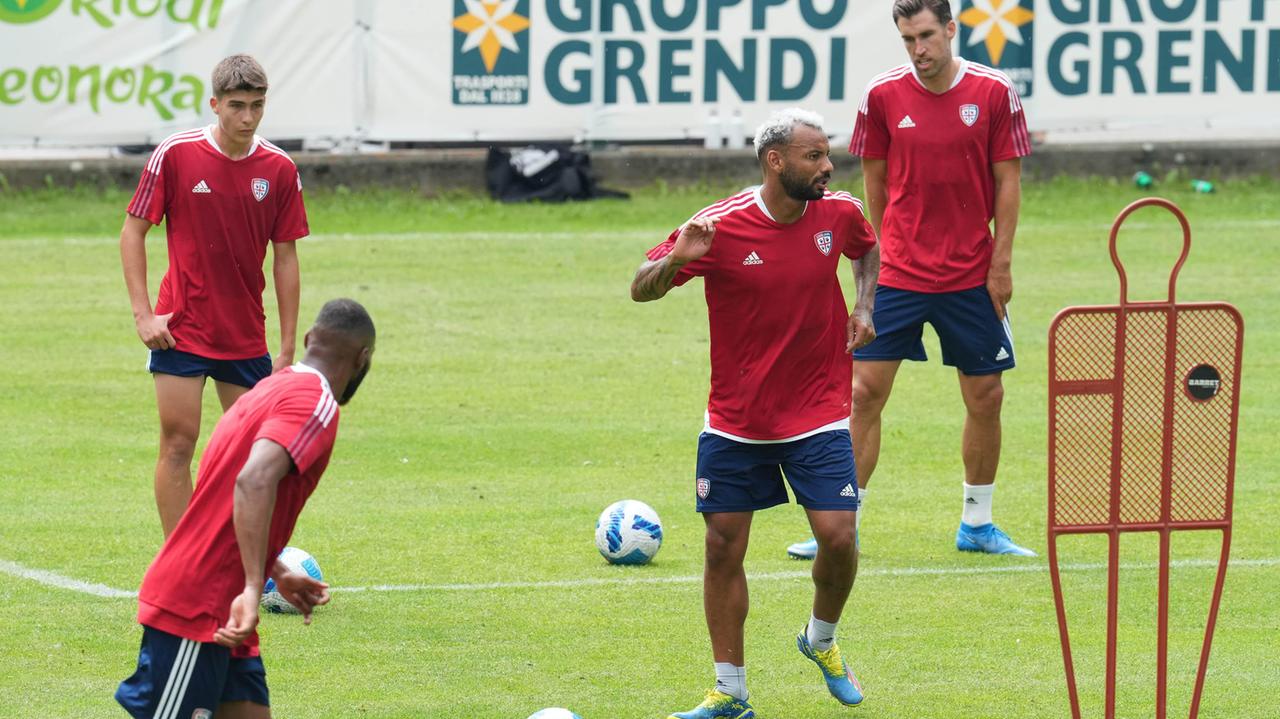 Joao Pedro in allenamento a Pejo. Dietro di lui, a destra, l'olandese Strootman (foto mosca)