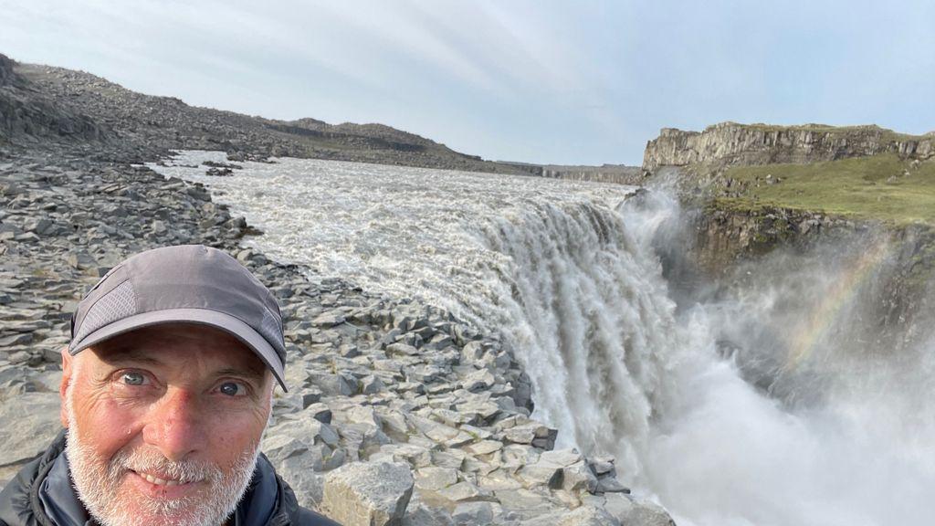 Il professore di educazione fisica Carlo Pellegrini durante il viaggio in Islanda
