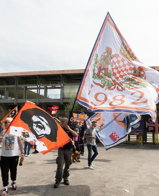 Tifosi della Pistoiese sventolano i loro vessilli