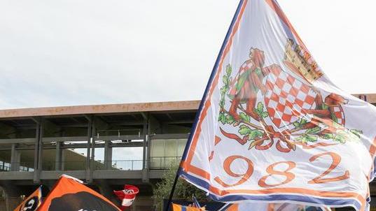 Tifosi della Pistoiese sventolano i loro vessilli