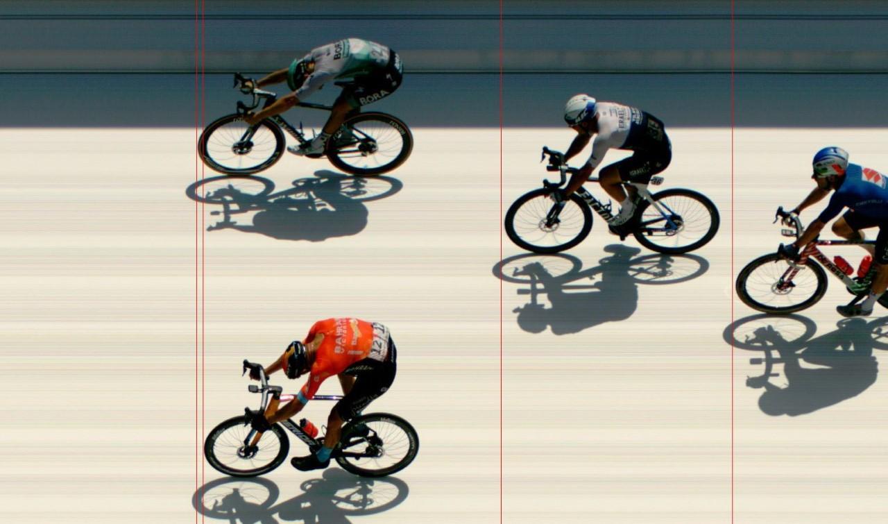 Il fotofinish che decreta il successo a Cagliari di Ackermann (in alto) su Milan (in basso con la maglia rossa)