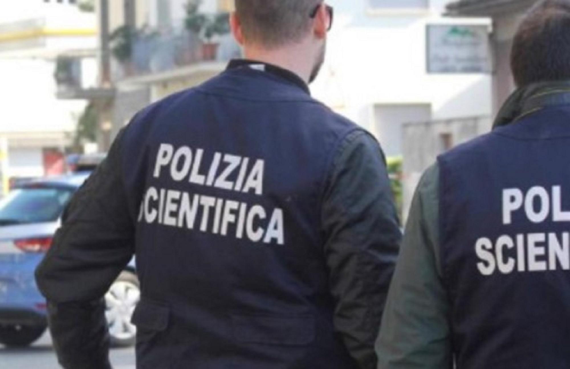 Due agenti della polizia scientifica (foto d'archivio)