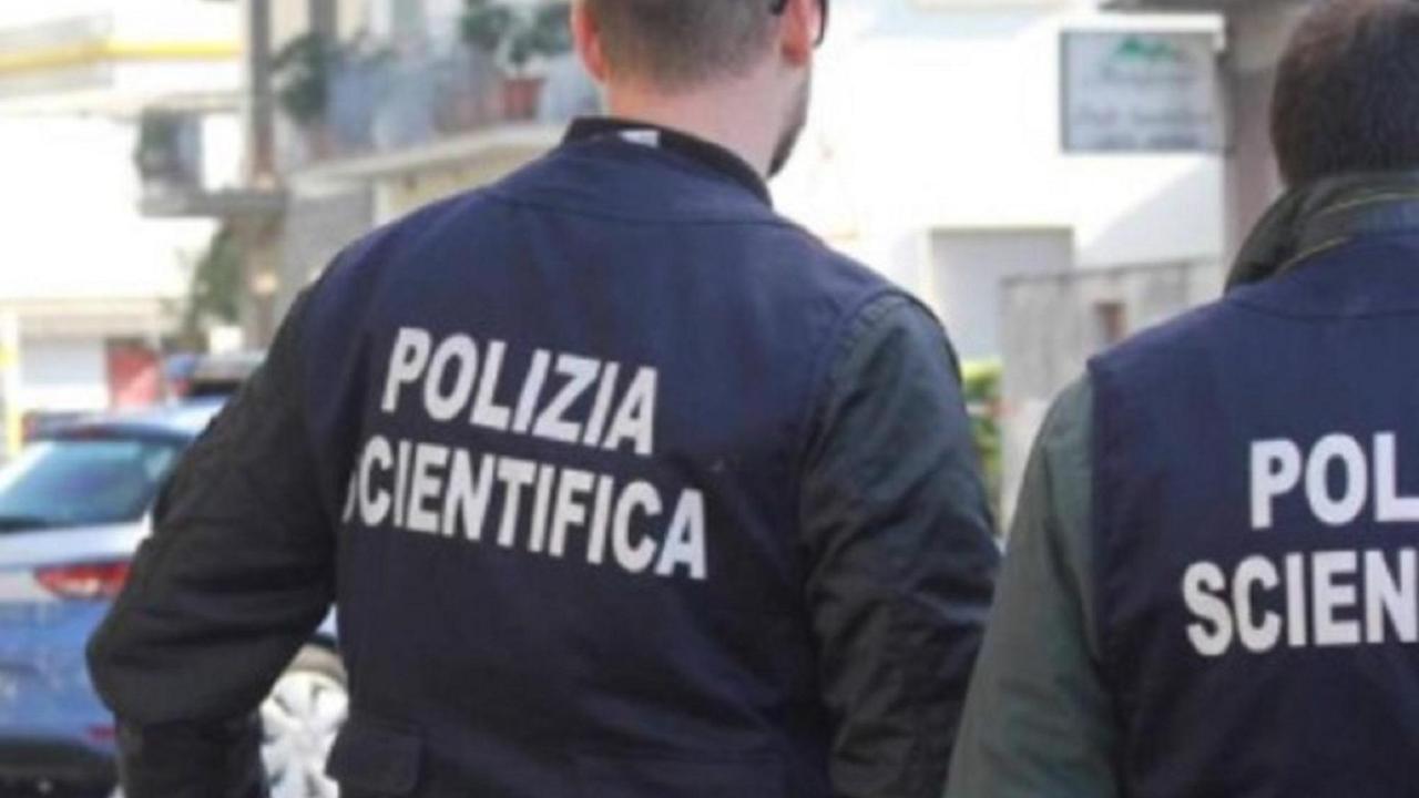 Due agenti della polizia scientifica (foto d'archivio)