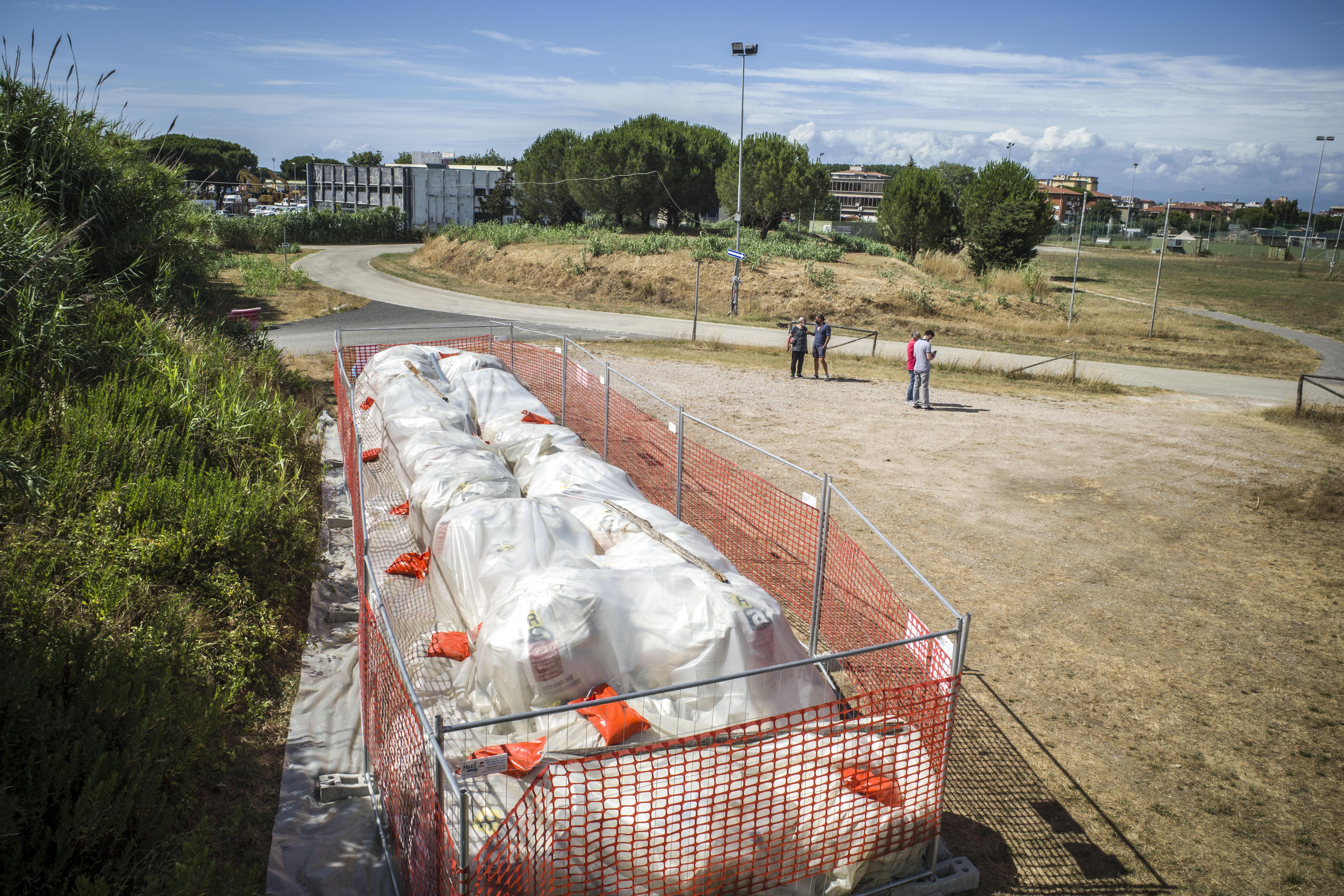 Le balle di amianto a Stagno (foto Daniele Stefanini/Silvi)