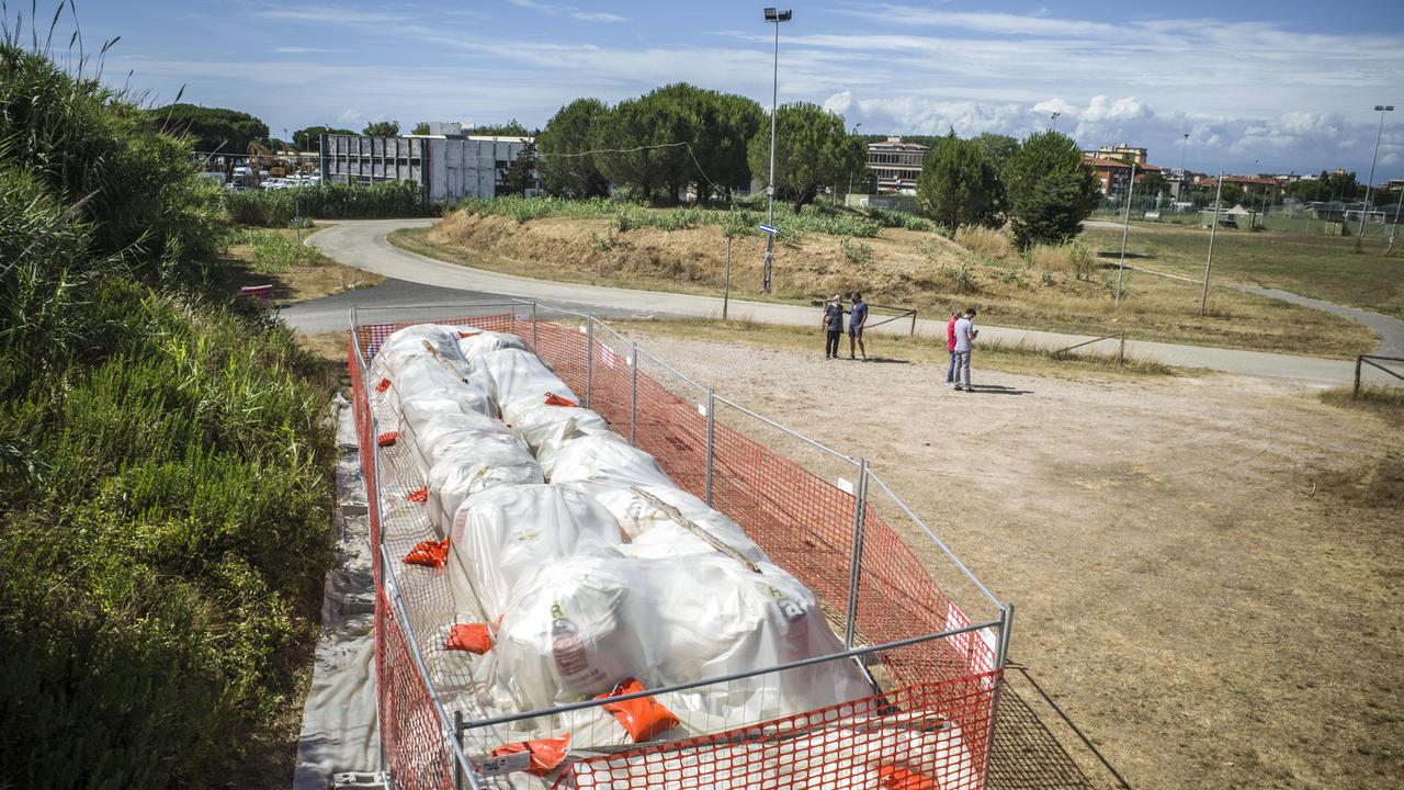 Le balle di amianto a Stagno (foto Daniele Stefanini/Silvi)