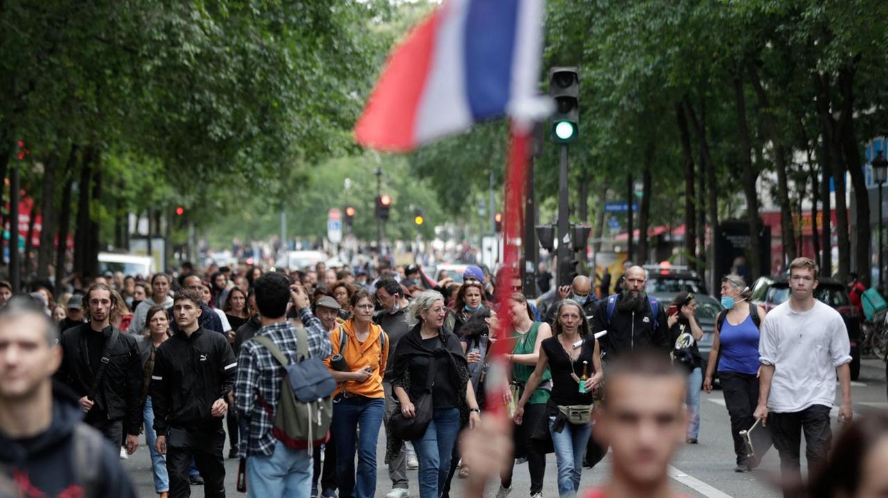 Proteste a Parigi contro il "green pass"