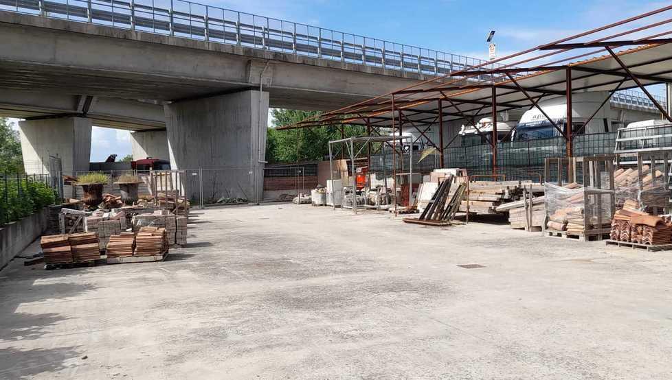 Uno dei depositi di attrezzatura edili dei Grande Aracri, confiscati a Brescello