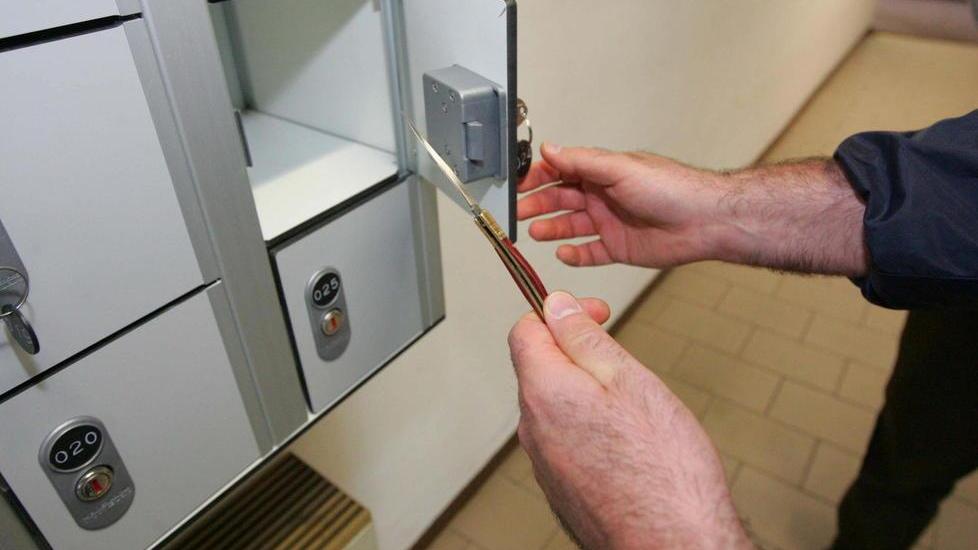 Il coltello nel borsello fa scattare l’allarme nei guai un 44enne