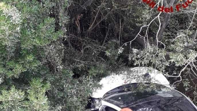 Esce fuori strada e finisce nel torrente: 2 feriti