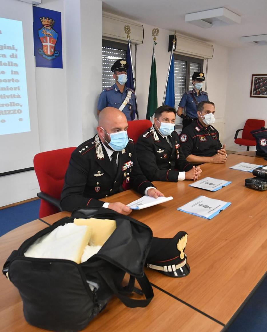 Cocaina lanciata dall’aereo il pilota fa scena muta 