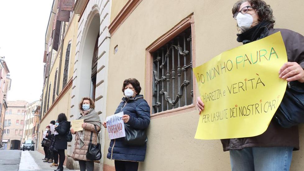 Ferrara, morti e contagi nelle case di riposo: sei indagati tra Paradiso e Caterina