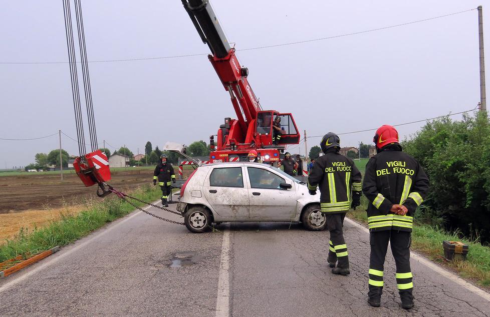 Jolanda di Savoia, cappotta e va nel fosso: paura per un giovane