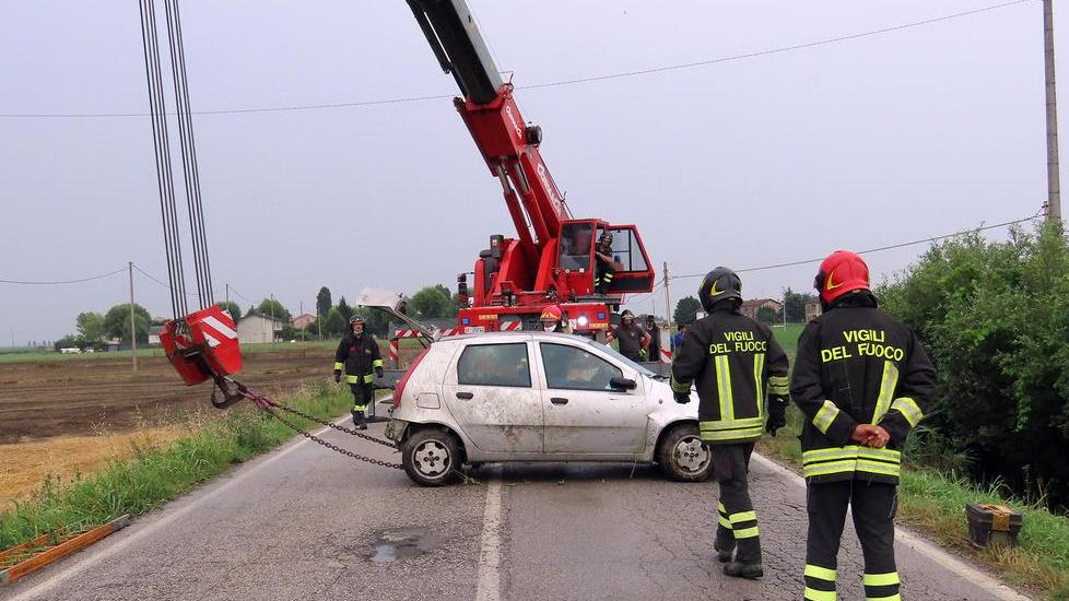 Jolanda di Savoia, cappotta e va nel fosso: paura per un giovane