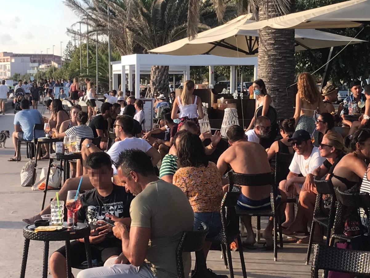 Covid, prime serrande abbassate ad Alghero: "Tuteliamo i clienti"