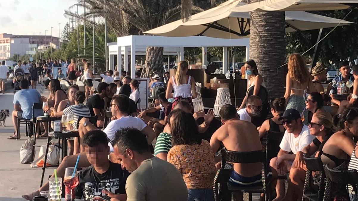 Covid, prime serrande abbassate ad Alghero: "Tuteliamo i clienti"