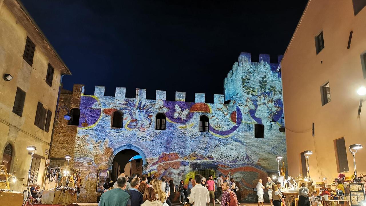 Spettacoli e mercatini di artigianato nel borgo medievale di Certaldo per Mercantia