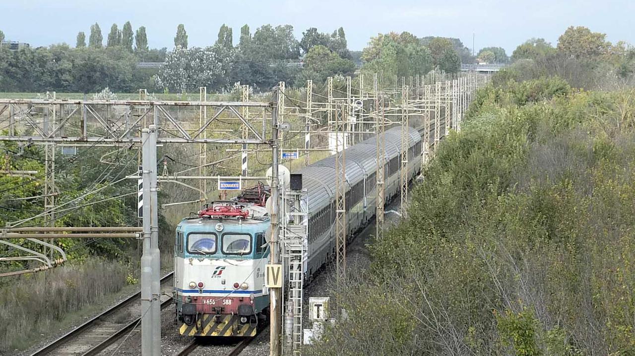 Lavori al parapetto della ferrovia, disagi sulla strada del Biscottino